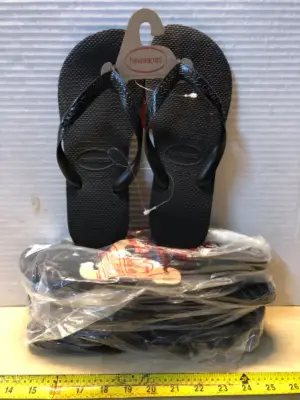 4 pairs size 9/10 havaianas flip flops
