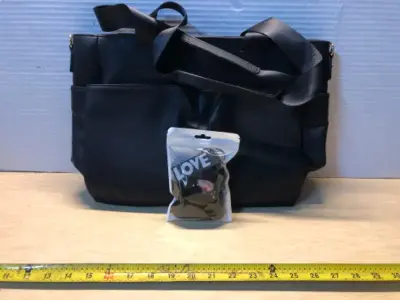 Aseitaku black bag with key chain