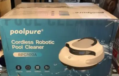 Cordless robotic pool cleaner