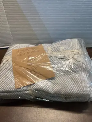 blanket (unknown size)