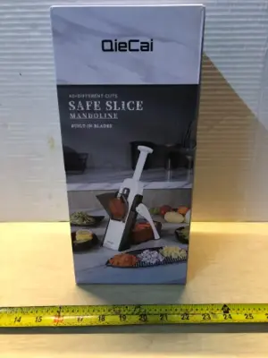 Safe slicer built in blades