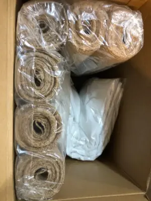 White table cover with 6 burlap placemats