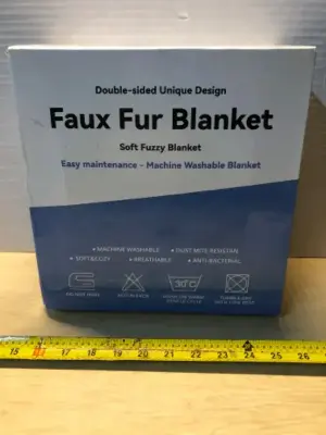 Faux fur blanket black