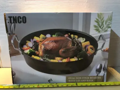 Large roasting pan with lid and rack