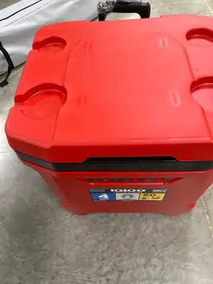 igloo 60 quarter (handle broken)