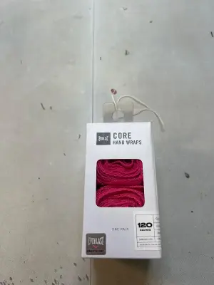 Everlast, 120 inches of pink core hand wraps