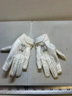 youth small under armour gloves