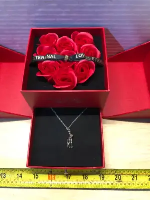 Rose and necklace gift box
