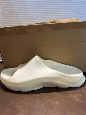 size 8 men steam foam sandals