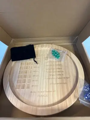 farkle game board with dice