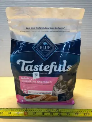 3lb blue buffalo tastefuls adult cat food exp:6/5/27