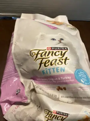 fancy feast kitten 3lbs exp 04/26