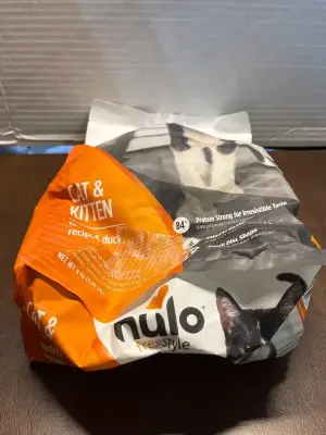 cat & kitten dry food 4lbs exp08/26