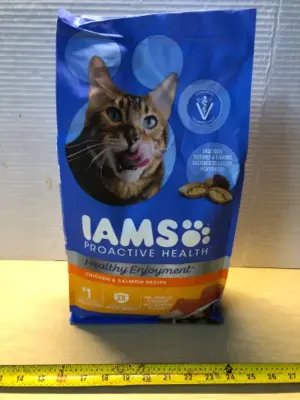 6lb IAMS protective health cat food exp:12/12/26