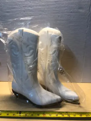Size 9 white cowgirl boots