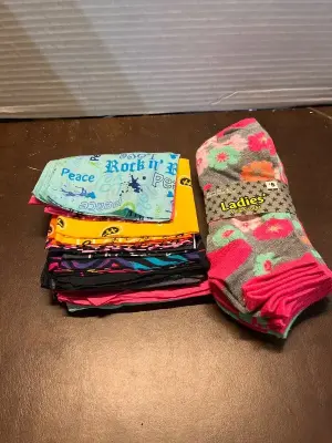 lot of bandannas & 6-12 5pk socks