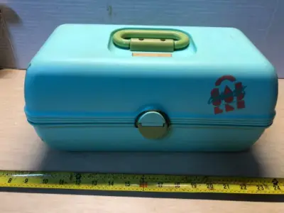 Vintage caboodles makeup case