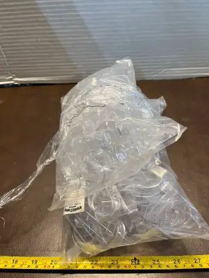 2ct plastic tablecloth clips