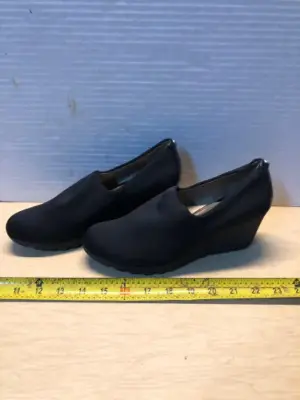 Kim size 7M black wedge heels