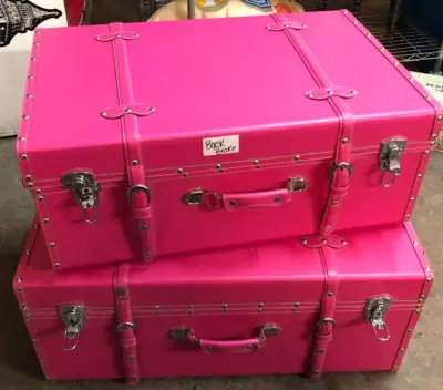 2pc pink cases smaller case has broken hinges (view images)