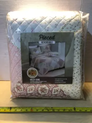 Cracker Barrel exclusive Haley King reversible quilt