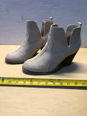 Daisy Fuentes size 8M ankle boots