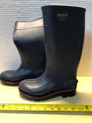 Servlis by Honeywell rain boots size 7
