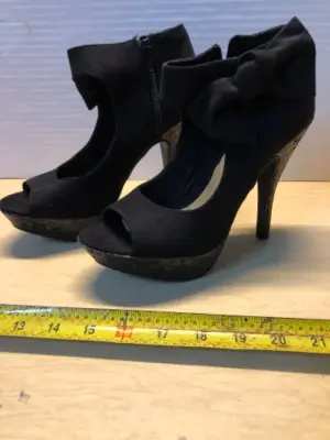 Unlisted a Kenneth Cole production size 7.5M heels