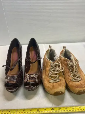 2 size 7 1/2 womens shoes