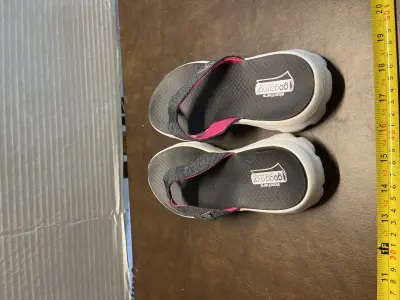 size 4 kids sketcher flip flops