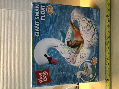 Giant swan float