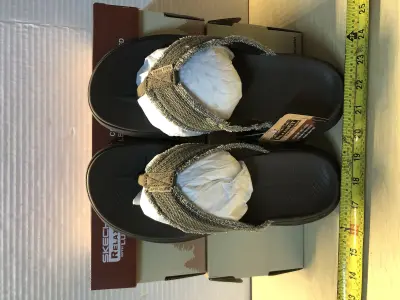 2 boxes Sketchers flip flops size 8W