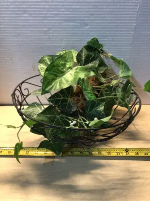 Hanging metal flower pot basket