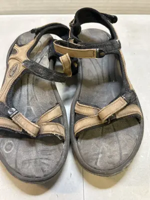 size 7 Teva sandals need washed