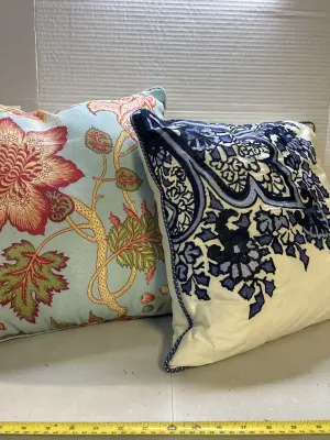 2 throw pillows