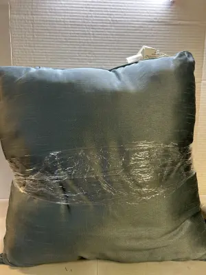 2 throw pillows