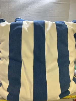 2 large outdoor throw pillows