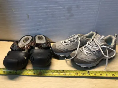 Unknown size dr scholls size 7 sketchers used as is