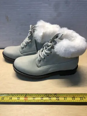 Hot tomato size 7M ankle boot