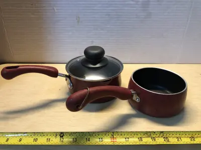1qt Paula dean pot missing lid, 1qt pula dean pot with lid used as is