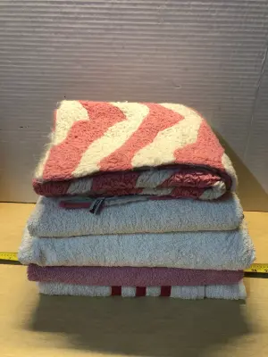 4pc used towels and a floor mat used