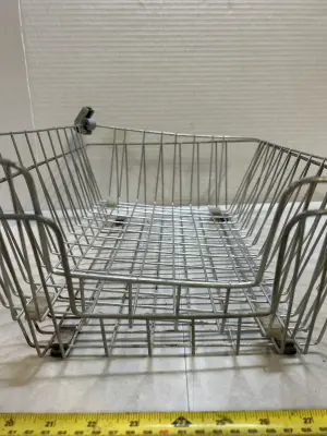 2 metal baskets