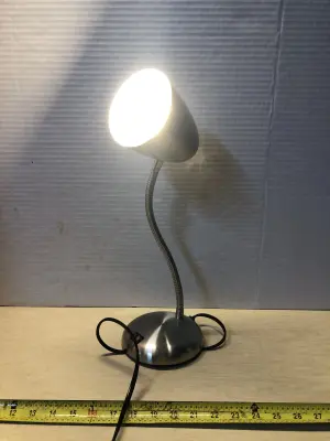 Table lamp with extension cord works