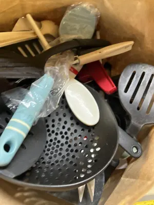 bag of kitchen utensil
