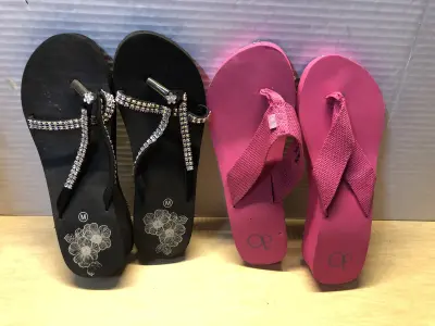 2 pairs flip flops size 7/8