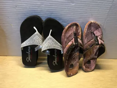 2 pairs of flip flops size 7
