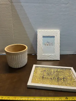 wall decor , 4 x6 in picture frame, flower pot