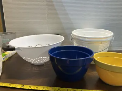 2ct strainers, bowls