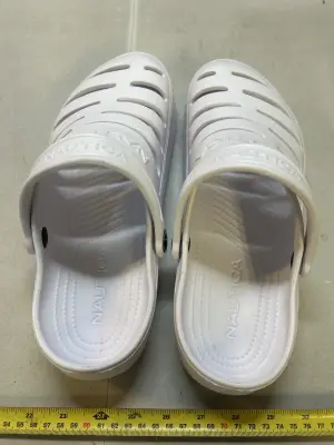 mens 7/womens 9 Nautica slides