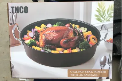 Oval non stick roaster with lid and rack